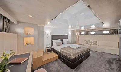 Dalmatino: Cabine espaçosa com cama de casal, sofá sob as vigias e uma escrivaninha