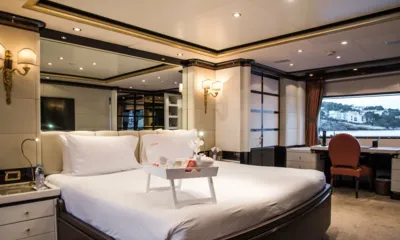 Diane: Cabine grande com cama de casal, bandeja de café da manhã, escrivaninha e janela com vista para a margem