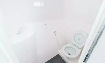 Fish Fun 9: Pequeno lavabo branco com vaso sanitário, pia e ducha de mão