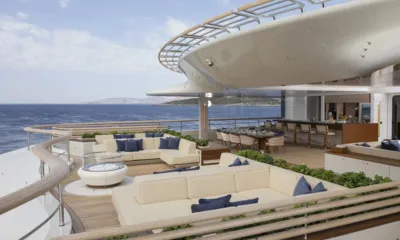 Flying Fox: Convés externo com lounges rebaixados, fogueira, mesa de jantar e bar de frente para o mar