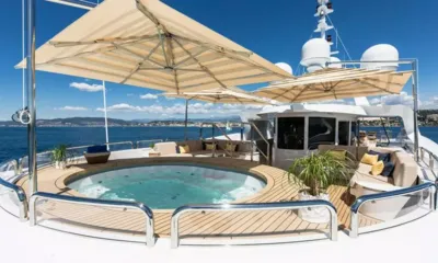 Galaxy: Jacuzzi no deck superior sob grandes guarda-sóis com sofás e vista para o mar