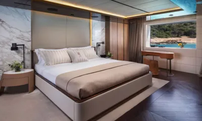 Geco: Cama de casal com paredes de mármore, escrivaninha e janela com vista para uma baía