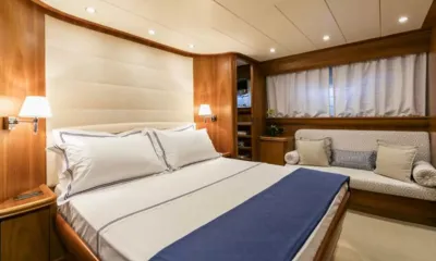 Gorgeous: Cabine double avec linge blanc, plaid bleu, appliques murales et canapé sous la fenêtre