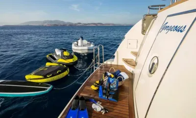 Gorgeous: Plateforme de bain avec équipement de snorkeling et gilets de sauvetage, jet-ski, bouée tractée, paddleboard et annexe sur l'eau