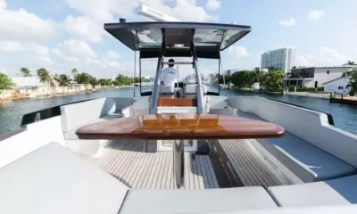 Helios: Flybridge com assentos envolventes, mesa de madeira e leme coberto com o capitão em um canal
