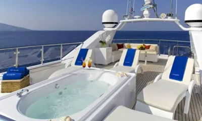Idylle: Pont supérieur avec jacuzzi, transats avec serviettes bleues et canapé face à la mer
