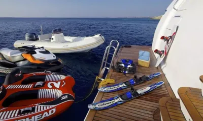 Idylle: Plateforme de bain avec skis nautiques et gilets de sauvetage, jet-ski, bouée tractée et annexe à couple