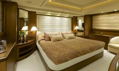 Idylle: Cabine avec lit double, tête de lit capitonnée, lampes de chevet et boiseries