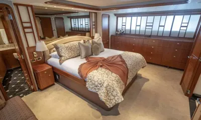 Indigo II: Cabine principal com cama grande, cômoda de madeira e porta para o banheiro privativo