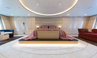 Irimari: Cabine grande com plataforma de cama elevada iluminada, teto oval e sofás de cada lado