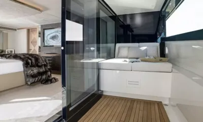 Irisha: Cama com manta de pelo ao lado de portas de vidro para uma varanda privativa com assentos