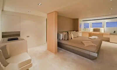 Jems: Cabina spaziosa color crema con letto grande, scrivania sotto i finestrini e poltrona