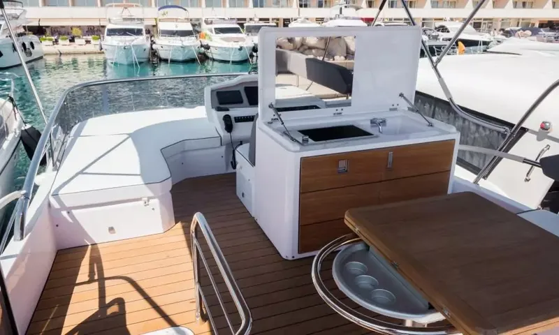 Jupika II: Flybridge avec poste de pilotage, bar avec évier, table en teck et assises dans un port de plaisance