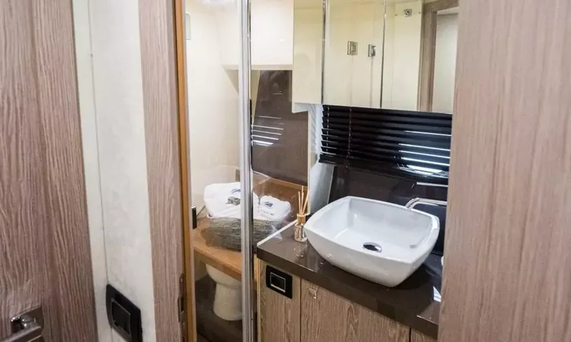 Jupika II: Salle de bain privative avec vasque carrée à poser, plan sombre, armoire à miroir et toilettes