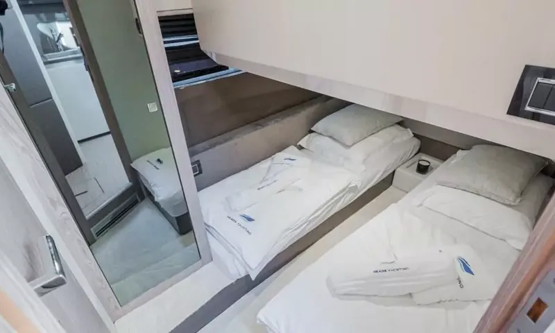 Jupika II: Cabine twin avec deux lits simples, peignoirs pliés et armoire à miroirs