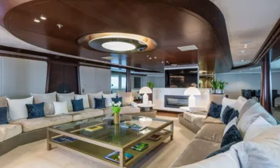 Katina: Lounge espaçoso com grandes sofás curvos, mesa de centro de vidro e lareira