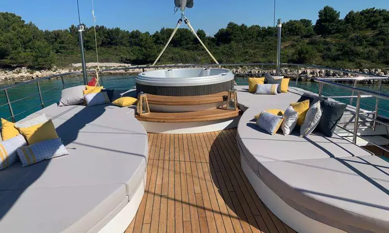 Lady Gita: Jacuzzi sur le pont supérieur entre deux grands bains de soleil ronds avec coussins