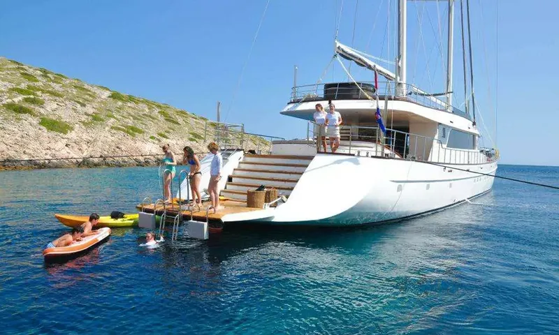 Lady Gita: Invités sur la plateforme de bain et dans l'eau avec un kayak et un bateau gonflable