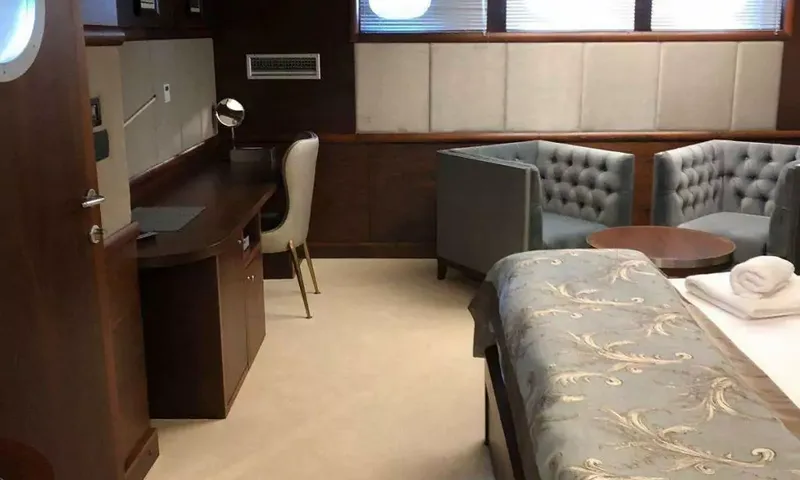 Lady Gita: Cabine avec bureau, deux fauteuils capitonnés et un coin du lit
