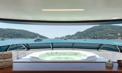 Lady Lena: Hidromassagem borbulhante no deck superior com vista para uma baía e iates ancorados