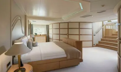 Lazy Z: ダブルベッド、淡い色の木パネル、上へ続く階段のある広いキャビン