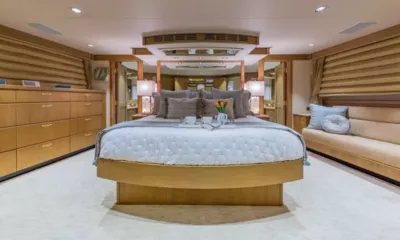 Legendary: Cabine grande com cama de casal central, gavetas de madeira e um sofá estofado