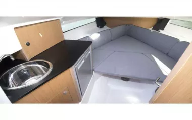 Lucy von Beneteau – privater Motorboot Charter in Krk