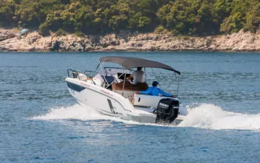 Lucy von Beneteau – privater Motorboot Charter in Krk