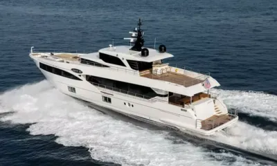 Mia: Vista dall'alto dello yacht in navigazione, con ponte superiore, ponti di poppa e piattaforma bagno