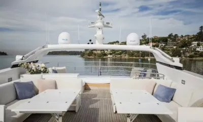 Mohasuwei: Ponte superiore con divani bianchi, due tavoli e arco radar con vista su un porto