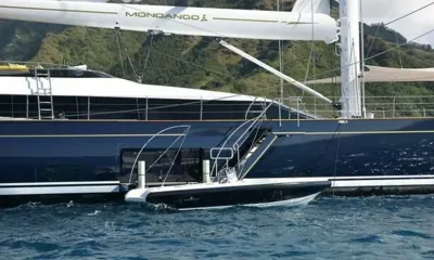 Mondango 3: Tender scuro ormeggiato lungo lo scafo dello yacht vicino a una scaletta d'imbarco