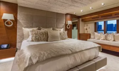Moni: Cabine com cama de casal, cabeceira estofada, luminárias de parede e assento junto à janela