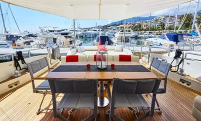 Nami: Mesa de jantar e cadeiras ao ar livre no deck de popa de frente para uma marina movimentada