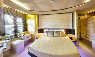 Nami: Cabine dupla com cama grande, almofadas douradas, penteadeira e persianas