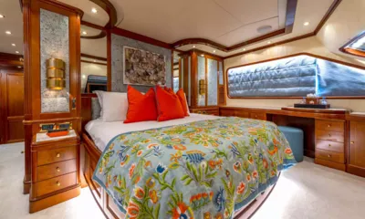 New Star: Cabina con letto matrimoniale, plaid ricamato a fiori, cuscini arancioni e toeletta in legno