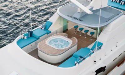 Nita K II: Deck superior com hidromassagem, colchonetes de sol turquesa e bar com banquetas