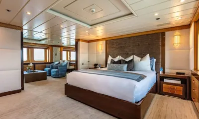 Nita K II: Cabine grande com cama de casal, cabeceira estofada e área de estar