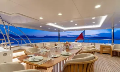O'Mathilde: Mesa de jantar posta no deck de popa coberto com flores e vista para o mar ao entardecer