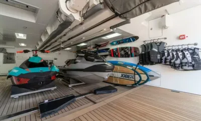 O'Mathilde: Garagem com dois jet skis, prancha de stand up paddle, wakeboards e coletes salva-vidas pendurados
