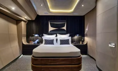 Ocean Pure 2: Cabine com cama de casal sobre base de madeira, obra de arte acima e abajures de cabeceira