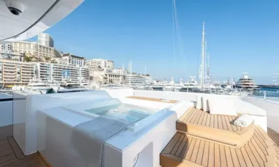 Petratara: Hidromassagem no deck ao lado de espreguiçadeiras de teca com porto e prédios da cidade ao fundo