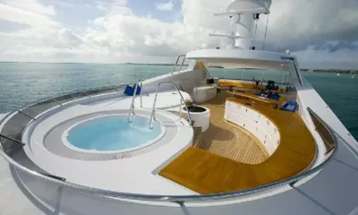 Picnic: Deck superior com hidromassagem redonda na proa, assentos curvos de teca e lounge sombreado atrás