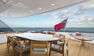 Picnic: Mesa de jantar externa com cadeiras de teca e assentos lounge em um deck de popa voltado para o mar