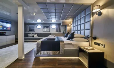 Rara Avis: Cabina spaziosa con testiera imbottita, letto matrimoniale, divano sotto gli oblò e televisore a parete