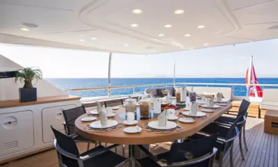 Souraya: Mesa de jantar externa posta para o café da manhã em um convés sombreado com vista para o mar