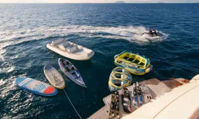 Souraya: Bote auxiliar, jet ski, pranchas de stand up paddle, boias rebocáveis e esquis aquáticos no mar atrás da popa