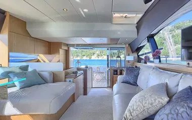 Spectacle von Ferretti – privater Motoryacht Charter in Krk