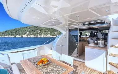 Spectacle von Ferretti – privater Motoryacht Charter in Krk