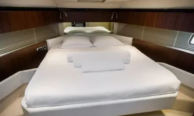 Splendid: Cabine com cama de casal grande, roupa de cama branca, toalhas dobradas, luzes de leitura e paredes de madeira