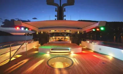 St David: Ponte superiore al crepuscolo con jacuzzi rotondo illuminato, prendisole rialzato e area bar coperta